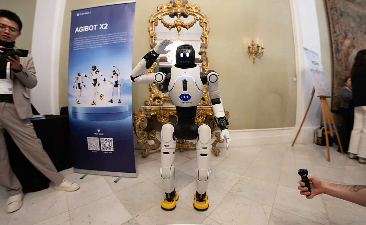 Гуманоид AgiBot X2 на MWC 2026