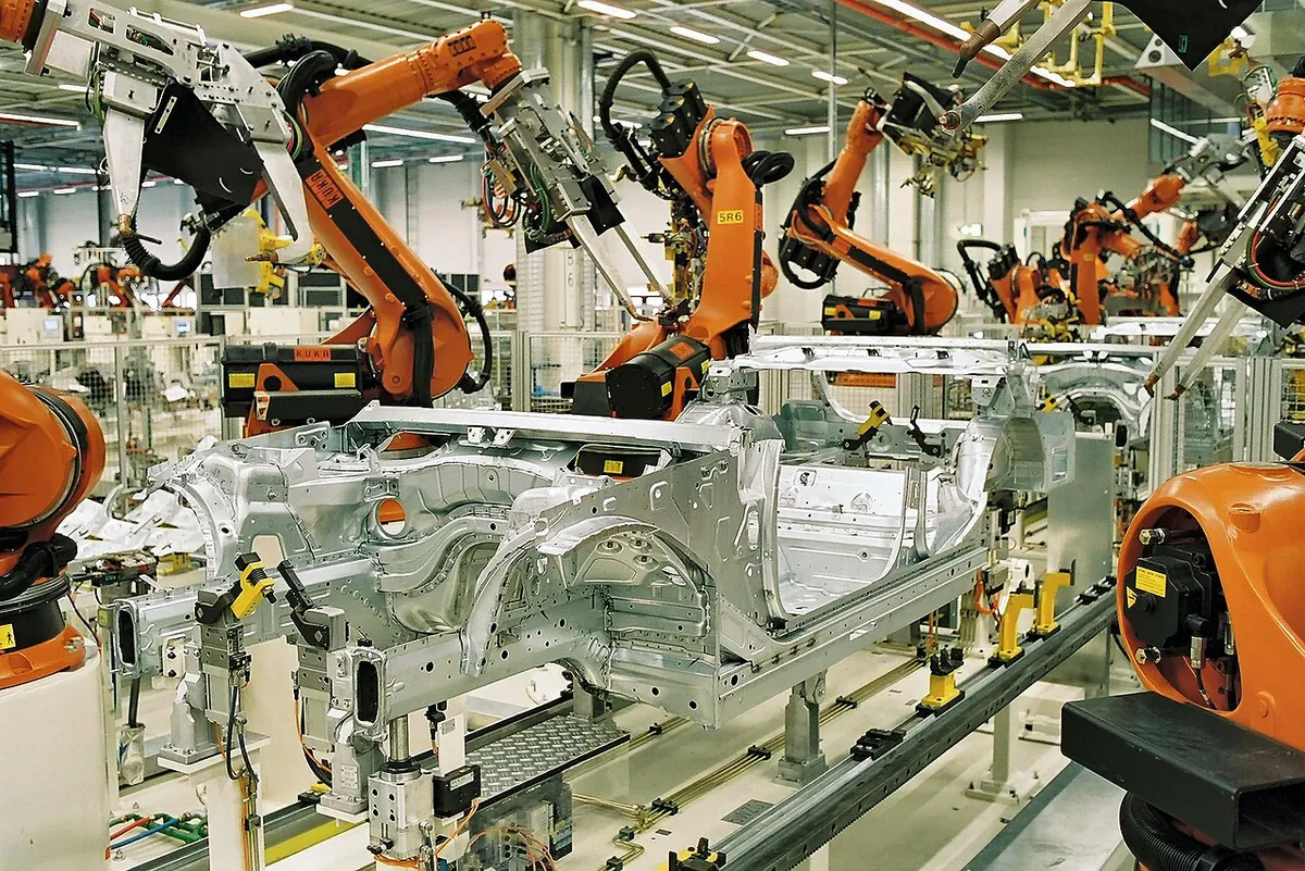 Роботы KUKA варят кузова на заводе BMW в Лейпциге