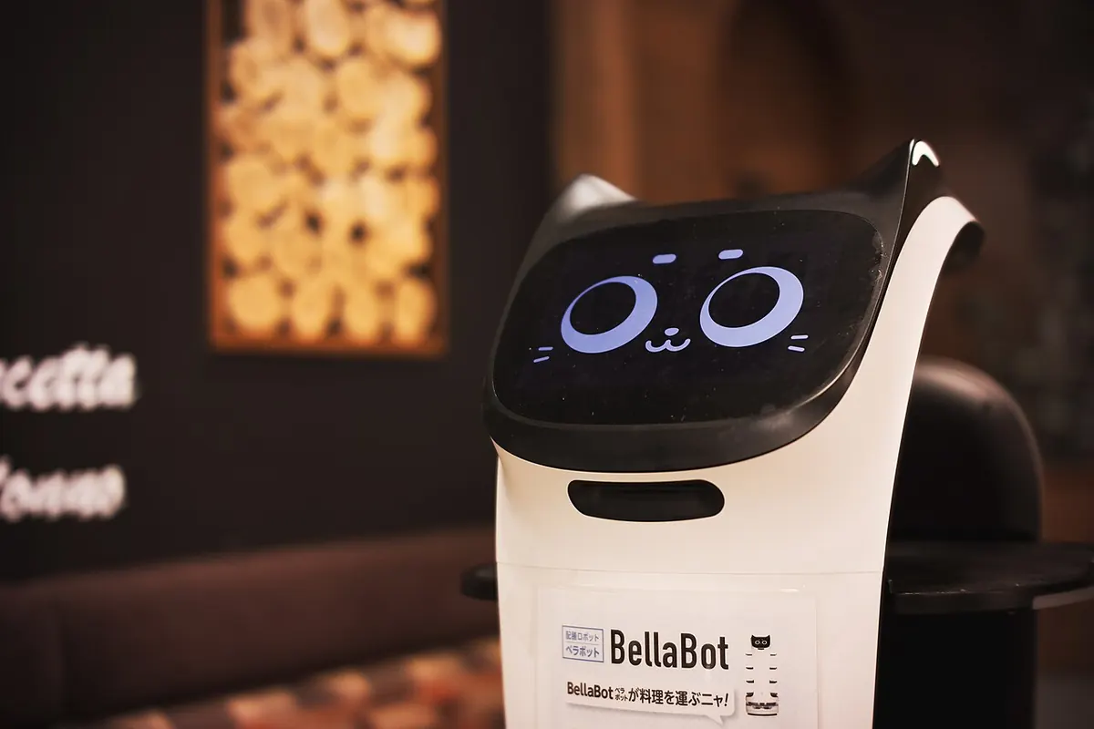 Робот-официант Pudu BellaBot в ресторане